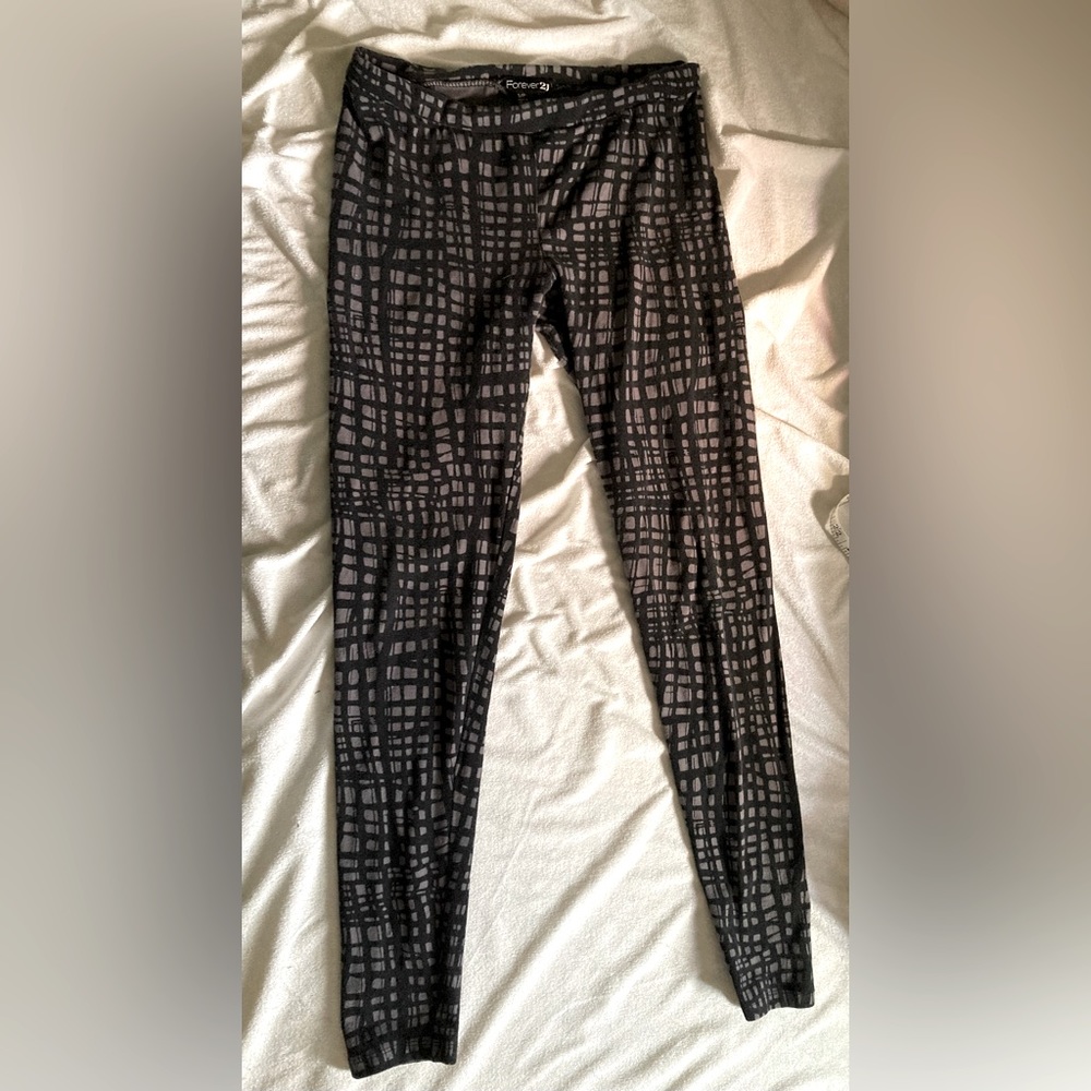 Graphic print black and gray yoga leggings